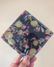 Load image into Gallery viewer, EUCALYPTUS &amp; PINK PETAL SQUARE TRAY