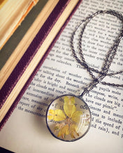 Load image into Gallery viewer, Birdsfoot Flower Necklace