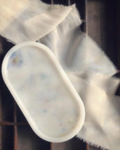Load image into Gallery viewer, LARKSPUR &amp; HEATHER OVAL TRAY