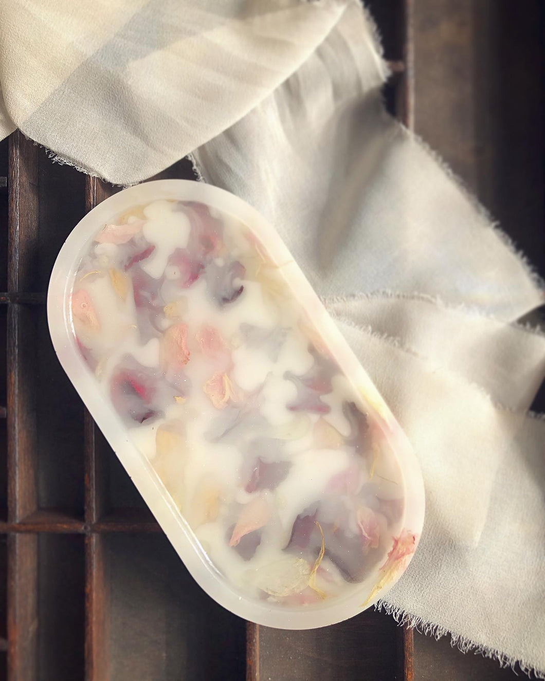 MIXED ROSE PETAL OVAL TRAY